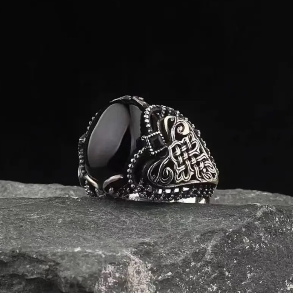 Vintage goth black stone ring